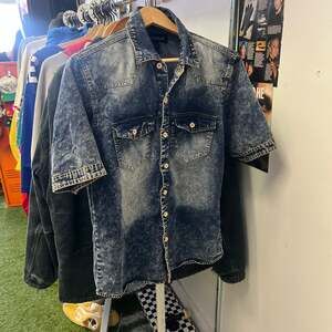 Rocawear Men's Acid Wash Short Sleeve Denim Button Down Western Shirt